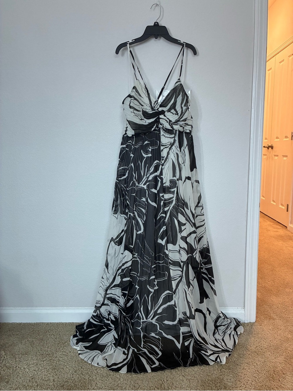 Express Black & White Floral Pleated Maxi Dress Size Large